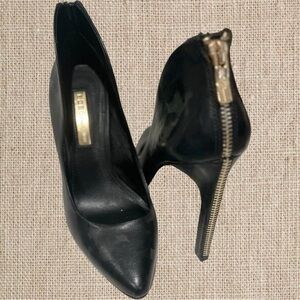 Black Pump heels with zipper detail